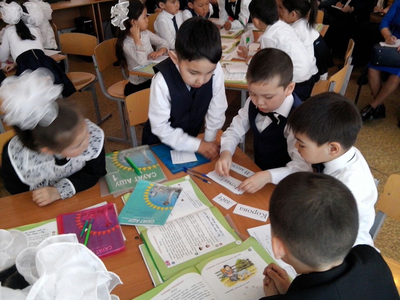 Дамыта білім беру. Мектеп картинка. Узбекские дети в школе. Сынып. Бастауыш.